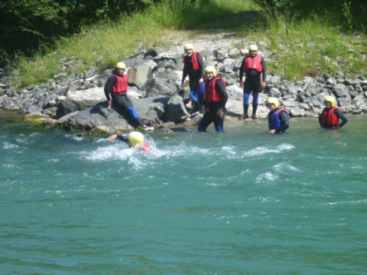 Betriebsausflug-Team-ins-Wasser